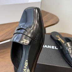 Chanel26SS新款方头拖鞋 经典方头鞋型自带复古高级感,拼色设计瞬间点亮整体造型,把香奈儿的品牌辨识度拉满。鞋身线 Chanel26SS新款方头拖鞋 经典方头鞋型自带复古高级感,拼色设计瞬间点亮整体造型,把香奈儿的品牌辨识度拉满。鞋身线