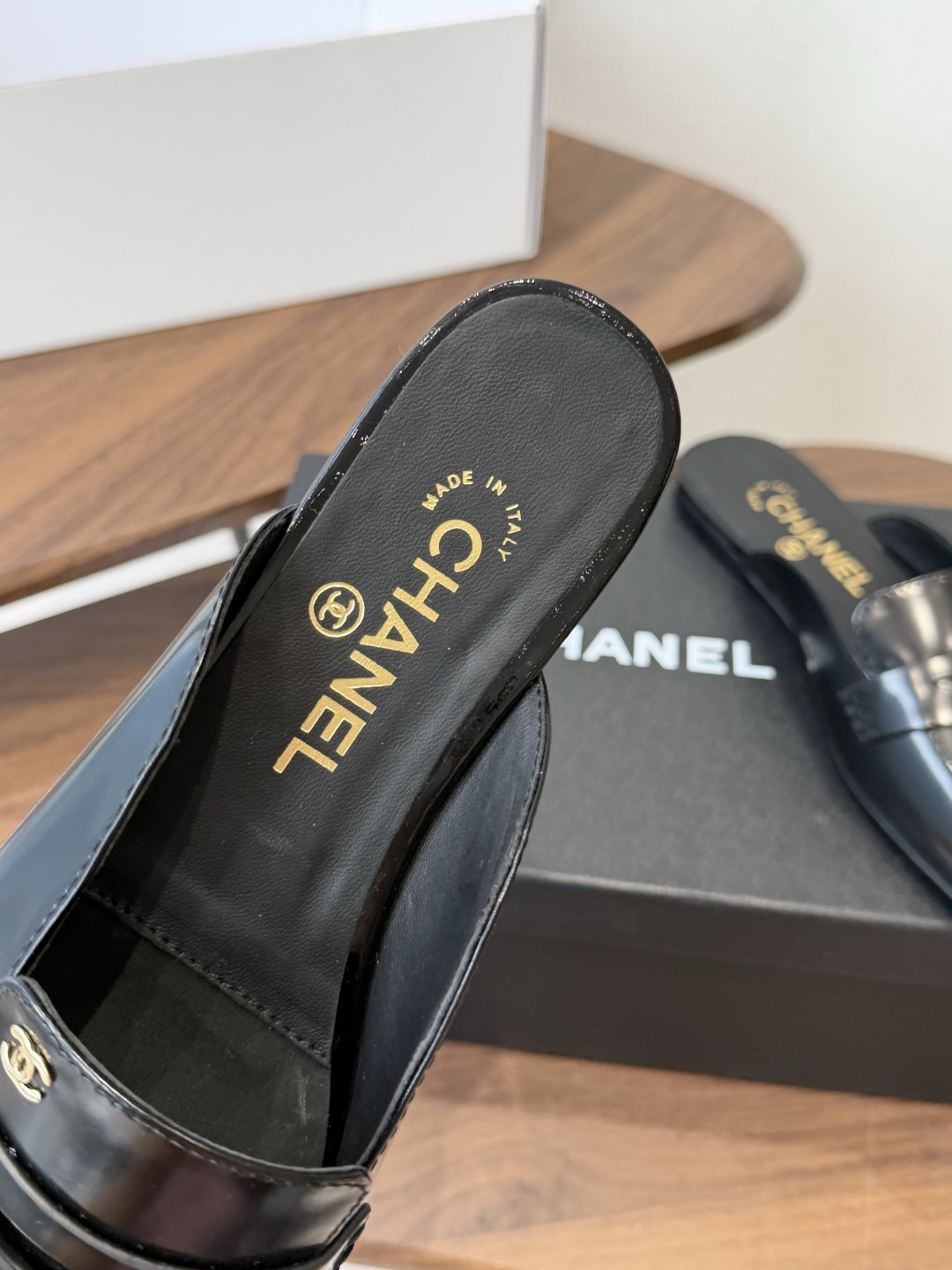 Chanel26SS新款方头拖鞋 经典方头鞋型自带复古高级感,拼色设计瞬间点亮整体造型,把香奈儿的品牌辨识度拉满。鞋身线 Chanel26SS新款方头拖鞋 经典方头鞋型自带复古高级感,拼色设计瞬间点亮整体造型,把香奈儿的品牌辨识度拉满。鞋身线