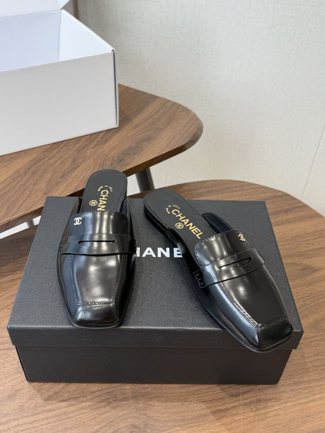 Chanel26SS新款方头拖鞋 经典方头鞋型自带复古高级感,拼色设计瞬间点亮整体造型,把香奈儿的品牌辨识度拉满。鞋身线 Chanel26SS新款方头拖鞋 经典方头鞋型自带复古高级感,拼色设计瞬间点亮整体造型,把香奈儿的品牌辨识度拉满。鞋身线