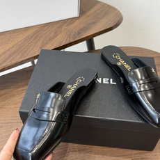Chanel26SS新款方头拖鞋 经典方头鞋型自带复古高级感,拼色设计瞬间点亮整体造型,把香奈儿的品牌辨识度拉满。鞋身线 Chanel26SS新款方头拖鞋 经典方头鞋型自带复古高级感,拼色设计瞬间点亮整体造型,把香奈儿的品牌辨识度拉满。鞋身线