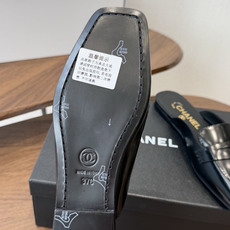 Chanel26SS新款方头拖鞋 经典方头鞋型自带复古高级感,拼色设计瞬间点亮整体造型,把香奈儿的品牌辨识度拉满。鞋身线 Chanel26SS新款方头拖鞋 经典方头鞋型自带复古高级感,拼色设计瞬间点亮整体造型,把香奈儿的品牌辨识度拉满。鞋身线