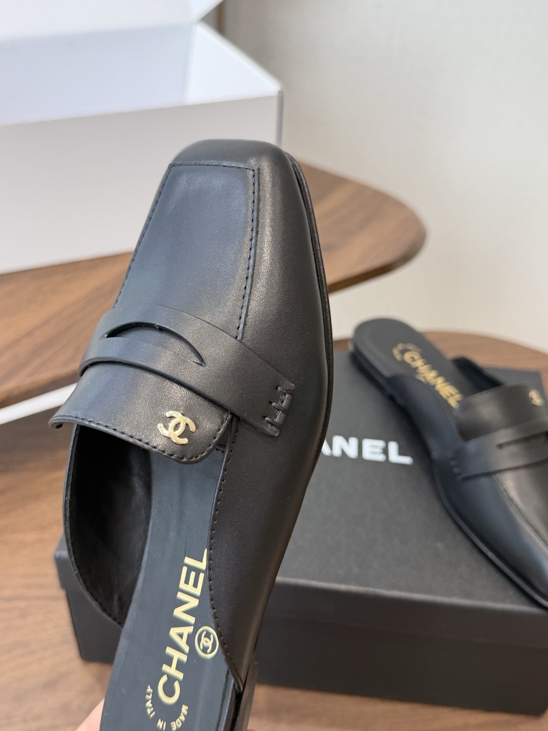 Chanel26SS新款方头拖鞋 经典方头鞋型自带复古高级感，拼色设计瞬间点亮整体造型，把香奈儿的品牌辨识度拉满。鞋身线