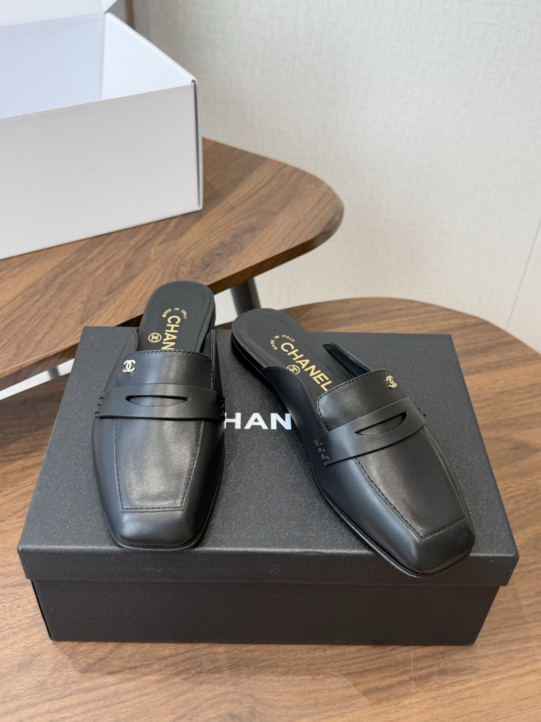 Chanel26SS新款方头拖鞋 经典方头鞋型自带复古高级感，拼色设计瞬间点亮整体造型，把香奈儿的品牌辨识度拉满。鞋身线