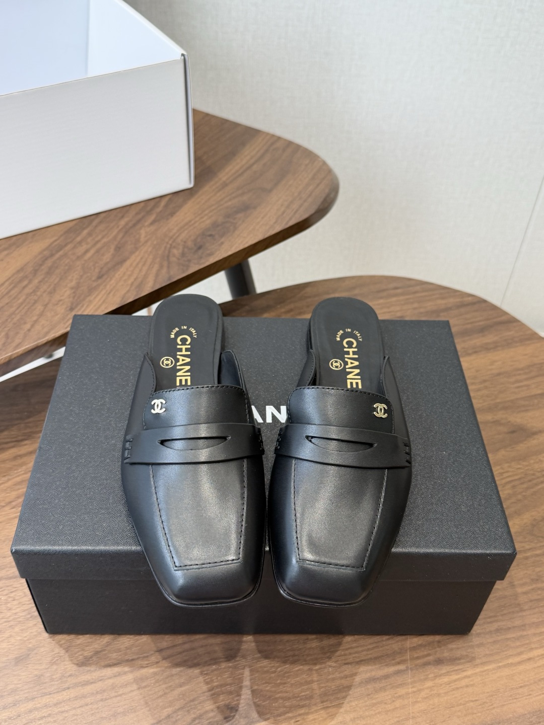 Chanel26SS新款方头拖鞋 经典方头鞋型自带复古高级感，拼色设计瞬间点亮整体造型，把香奈儿的品牌辨识度拉满。鞋身线