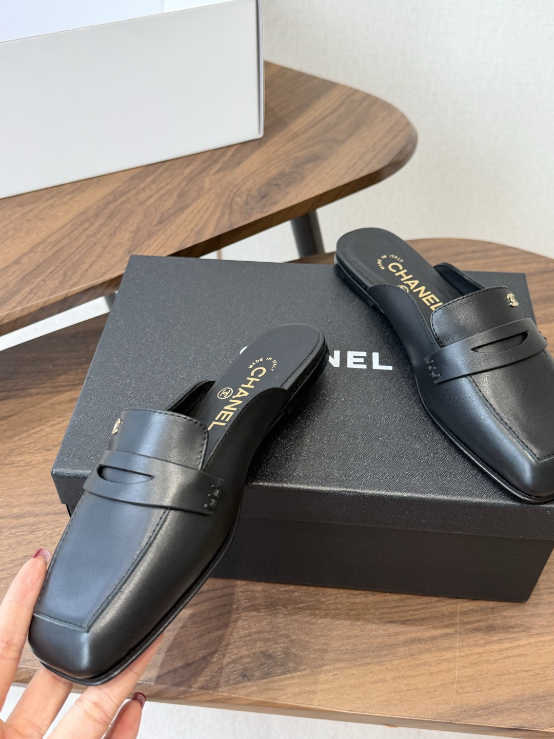 Chanel26SS新款方头拖鞋 经典方头鞋型自带复古高级感，拼色设计瞬间点亮整体造型，把香奈儿的品牌辨识度拉满。鞋身线