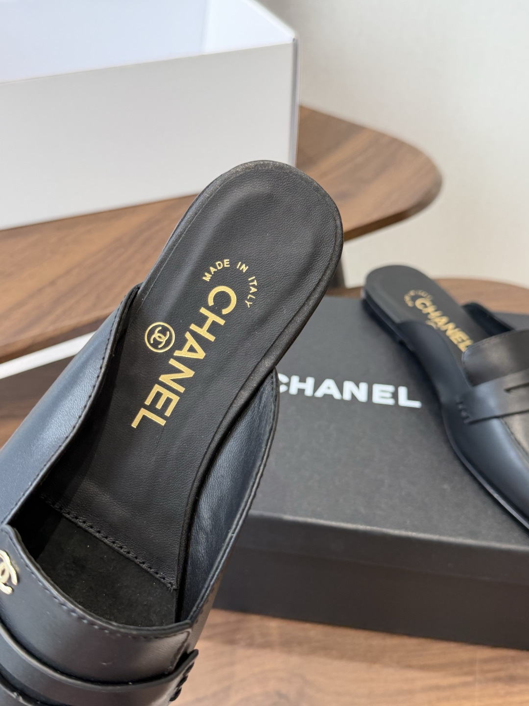 Chanel26SS新款方头拖鞋 经典方头鞋型自带复古高级感，拼色设计瞬间点亮整体造型，把香奈儿的品牌辨识度拉满。鞋身线