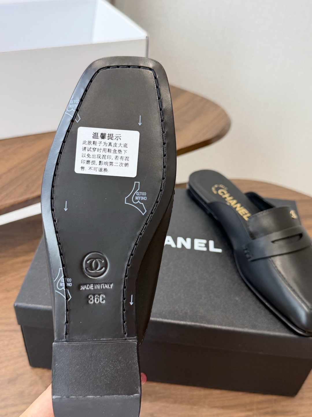 Chanel26SS新款方头拖鞋 经典方头鞋型自带复古高级感，拼色设计瞬间点亮整体造型，把香奈儿的品牌辨识度拉满。鞋身线