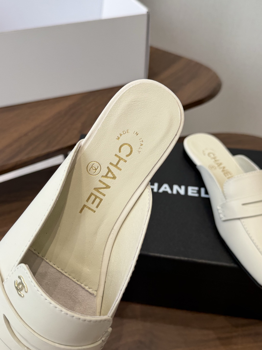 Chanel26SS新款方头拖鞋 经典方头鞋型自带复古高级感,拼色设计瞬间点亮整体造型,把香奈儿的品牌辨识度拉满。鞋身线 Chanel26SS新款方头拖鞋 经典方头鞋型自带复古高级感,拼色设计瞬间点亮整体造型,把香奈儿的品牌辨识度拉满。鞋身线