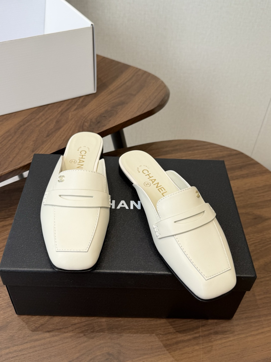 Chanel26SS新款方头拖鞋 经典方头鞋型自带复古高级感,拼色设计瞬间点亮整体造型,把香奈儿的品牌辨识度拉满。鞋身线 Chanel26SS新款方头拖鞋 经典方头鞋型自带复古高级感,拼色设计瞬间点亮整体造型,把香奈儿的品牌辨识度拉满。鞋身线