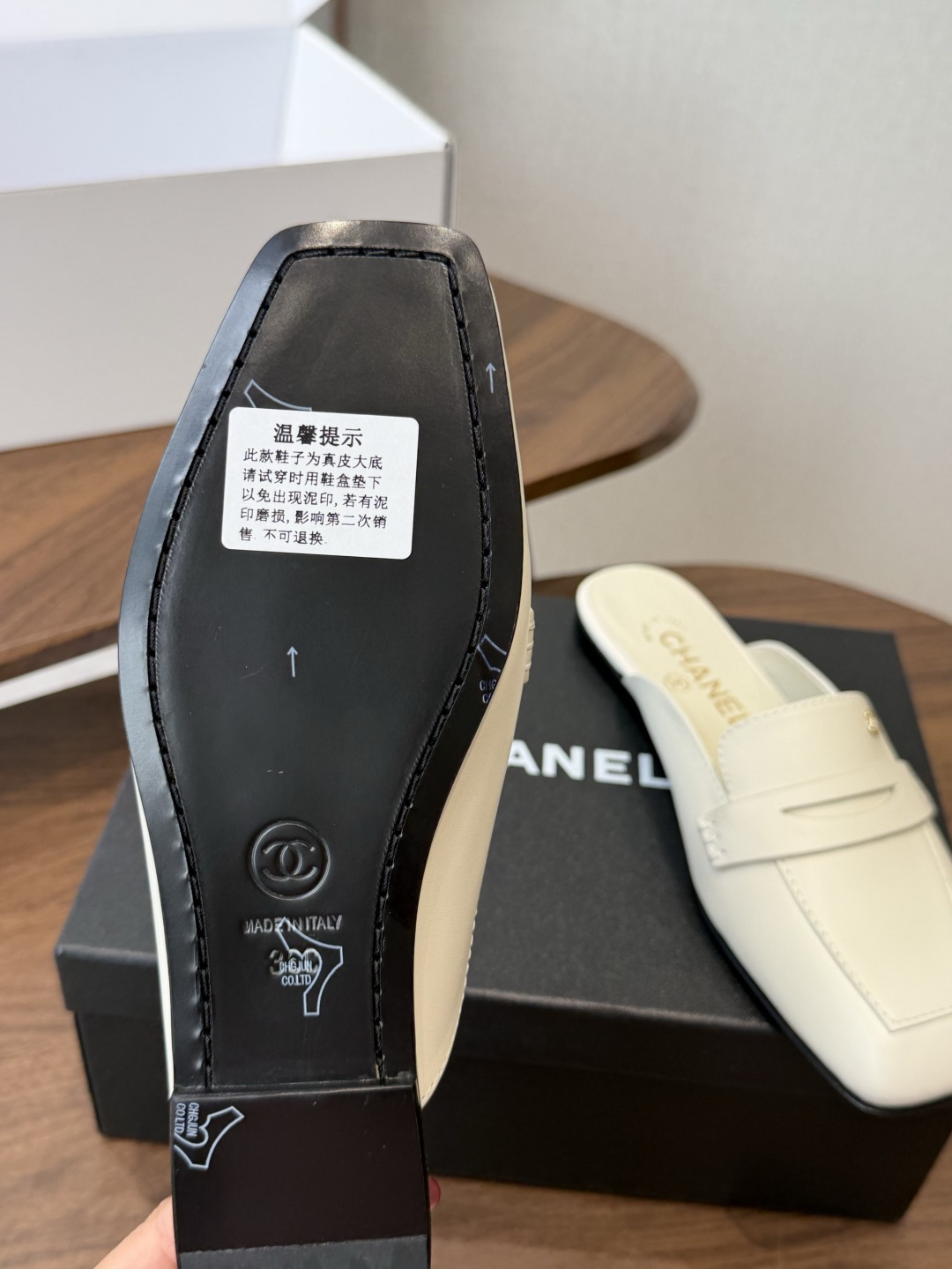 Chanel26SS新款方头拖鞋 经典方头鞋型自带复古高级感,拼色设计瞬间点亮整体造型,把香奈儿的品牌辨识度拉满。鞋身线 Chanel26SS新款方头拖鞋 经典方头鞋型自带复古高级感,拼色设计瞬间点亮整体造型,把香奈儿的品牌辨识度拉满。鞋身线