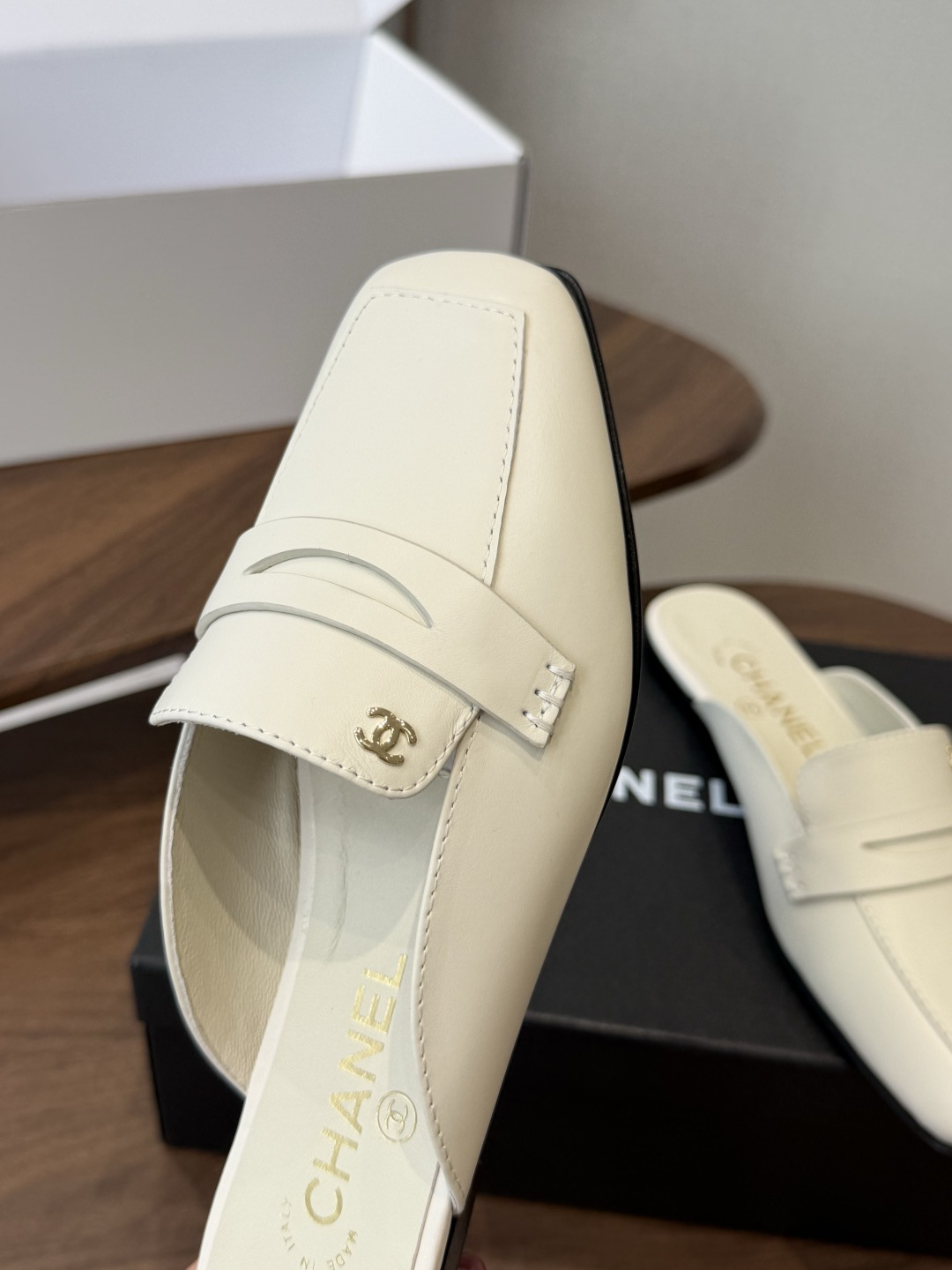 Chanel26SS新款方头拖鞋 经典方头鞋型自带复古高级感,拼色设计瞬间点亮整体造型,把香奈儿的品牌辨识度拉满。鞋身线 Chanel26SS新款方头拖鞋 经典方头鞋型自带复古高级感,拼色设计瞬间点亮整体造型,把香奈儿的品牌辨识度拉满。鞋身线