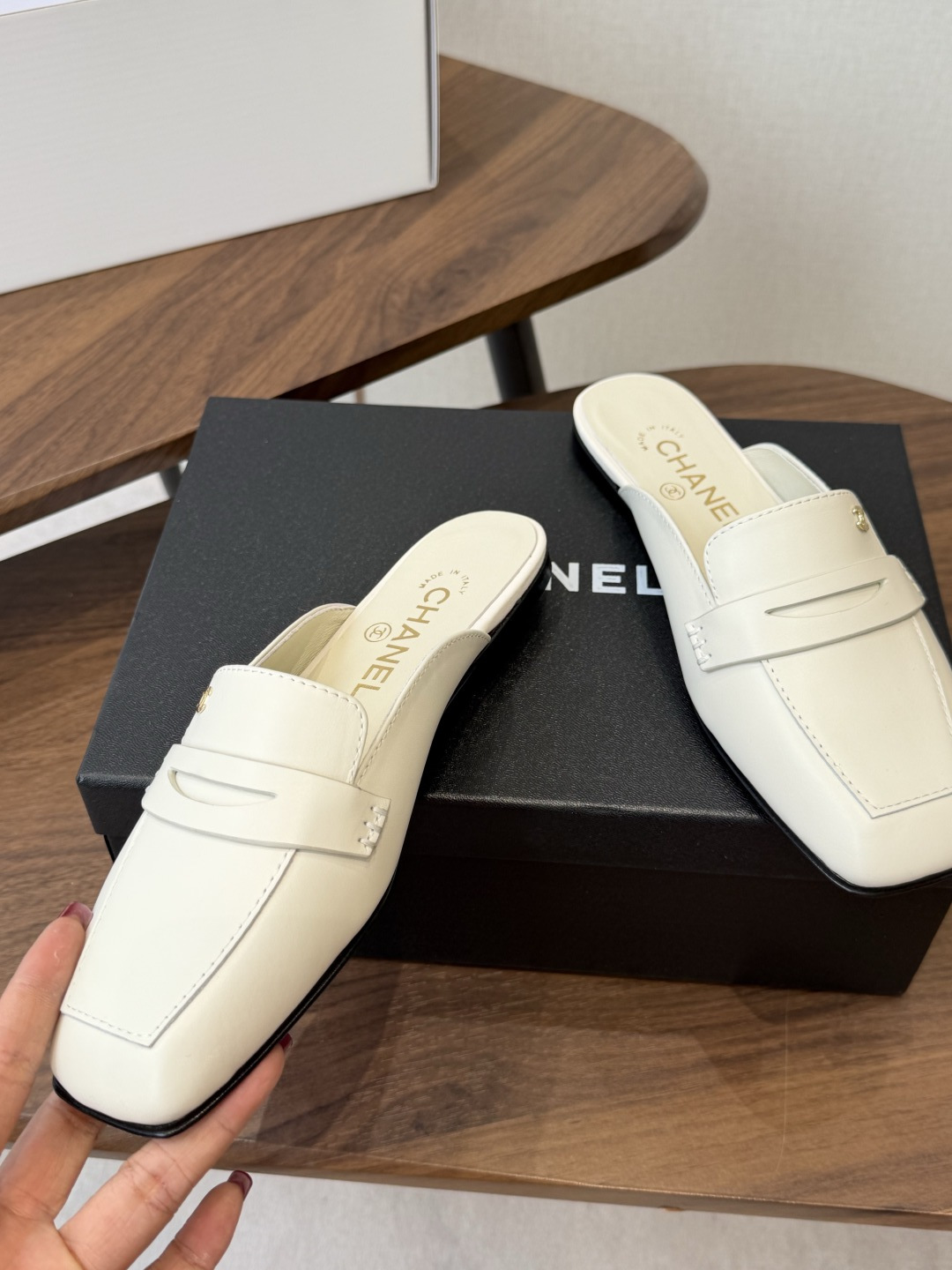 Chanel26SS新款方头拖鞋 经典方头鞋型自带复古高级感,拼色设计瞬间点亮整体造型,把香奈儿的品牌辨识度拉满。鞋身线 Chanel26SS新款方头拖鞋 经典方头鞋型自带复古高级感,拼色设计瞬间点亮整体造型,把香奈儿的品牌辨识度拉满。鞋身线