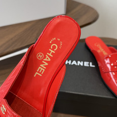 Chanel26SS新款方头拖鞋 经典方头鞋型自带复古高级感,拼色设计瞬间点亮整体造型,把香奈儿的品牌辨识度拉满。鞋身线 Chanel26SS新款方头拖鞋 经典方头鞋型自带复古高级感,拼色设计瞬间点亮整体造型,把香奈儿的品牌辨识度拉满。鞋身线