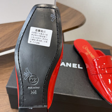 Chanel26SS新款方头拖鞋 经典方头鞋型自带复古高级感,拼色设计瞬间点亮整体造型,把香奈儿的品牌辨识度拉满。鞋身线 Chanel26SS新款方头拖鞋 经典方头鞋型自带复古高级感,拼色设计瞬间点亮整体造型,把香奈儿的品牌辨识度拉满。鞋身线
