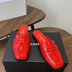 Chanel26SS新款方头拖鞋 经典方头鞋型自带复古高级感,拼色设计瞬间点亮整体造型,把香奈儿的品牌辨识度拉满。鞋身线 Chanel26SS新款方头拖鞋 经典方头鞋型自带复古高级感,拼色设计瞬间点亮整体造型,把香奈儿的品牌辨识度拉满。鞋身线