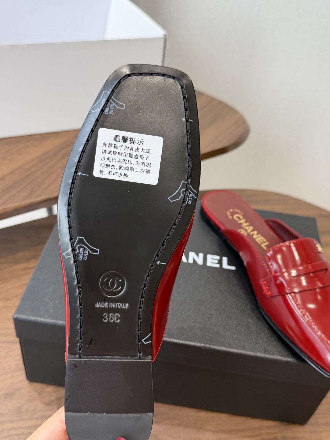 Chanel26SS新款方头拖鞋 经典方头鞋型自带复古高级感,拼色设计瞬间点亮整体造型,把香奈儿的品牌辨识度拉满。鞋身线 Chanel26SS新款方头拖鞋 经典方头鞋型自带复古高级感,拼色设计瞬间点亮整体造型,把香奈儿的品牌辨识度拉满。鞋身线