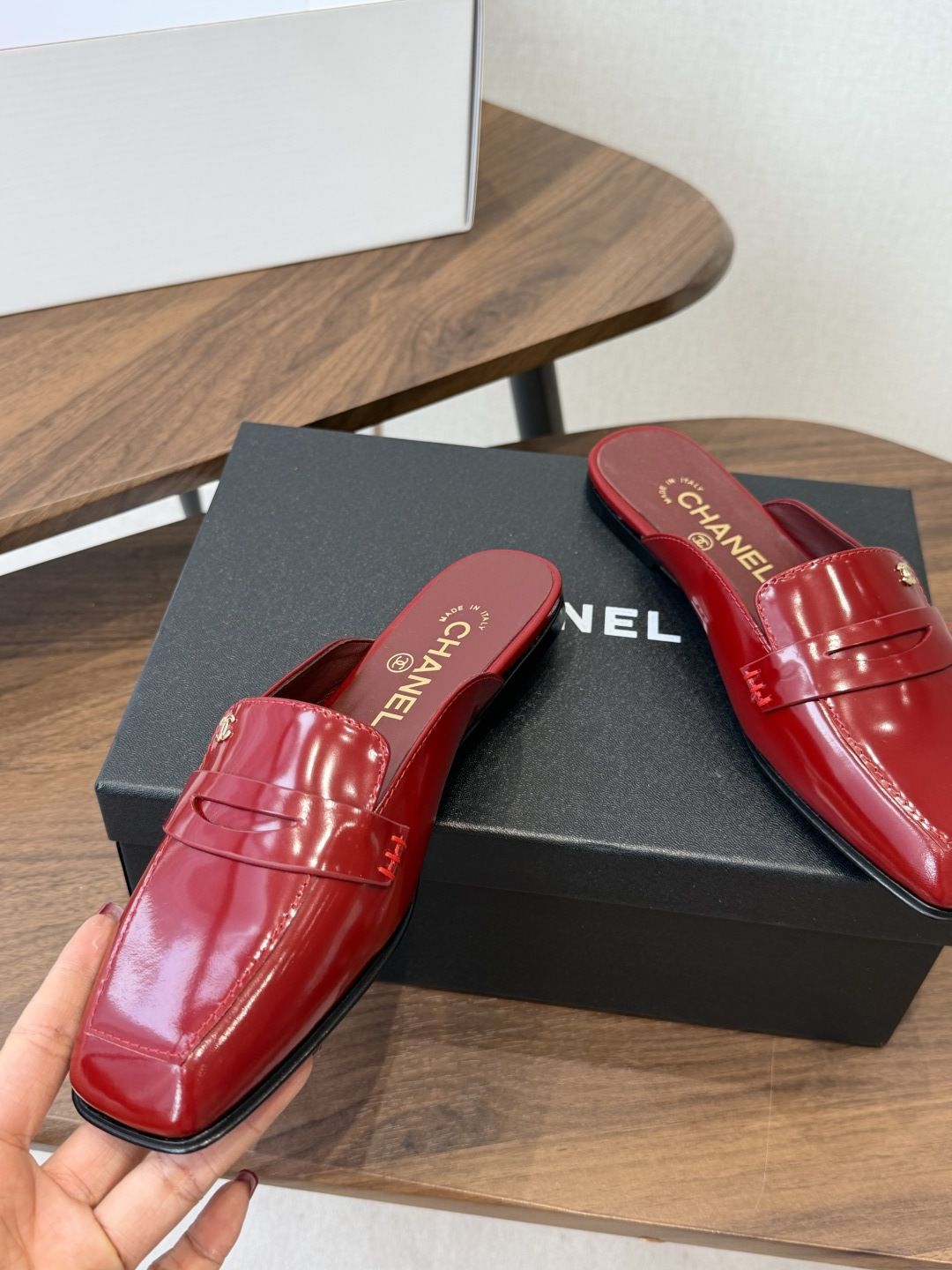 Chanel26SS新款方头拖鞋 经典方头鞋型自带复古高级感,拼色设计瞬间点亮整体造型,把香奈儿的品牌辨识度拉满。鞋身线 Chanel26SS新款方头拖鞋 经典方头鞋型自带复古高级感,拼色设计瞬间点亮整体造型,把香奈儿的品牌辨识度拉满。鞋身线