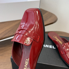 Chanel26SS新款方头拖鞋 经典方头鞋型自带复古高级感,拼色设计瞬间点亮整体造型,把香奈儿的品牌辨识度拉满。鞋身线 Chanel26SS新款方头拖鞋 经典方头鞋型自带复古高级感,拼色设计瞬间点亮整体造型,把香奈儿的品牌辨识度拉满。鞋身线