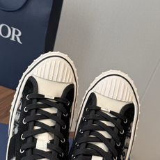 Dior26ss夏季新款拼接老花高帮帆布鞋 自带松弛复古文艺氛围感的高帮帆布鞋,经典贝壳鞋头搭配利落高帮版型,撞色拼接设 Dior26ss夏季新款拼接老花高帮帆布鞋 自带松弛复古文艺氛围感的高帮帆布鞋,经典贝壳鞋头搭配利落高帮版型,撞色拼接设