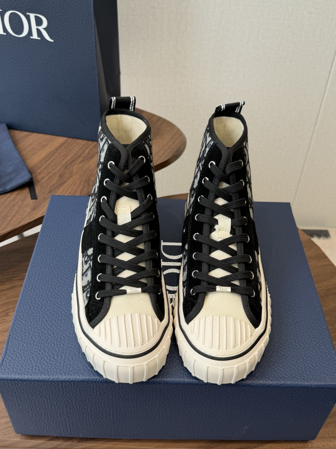 Dior26ss夏季新款拼接老花高帮帆布鞋 自带松弛复古文艺氛围感的高帮帆布鞋，经典贝壳鞋头搭配利落高帮版型，撞色拼接设