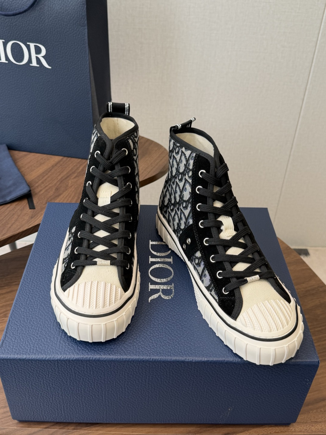 Dior26ss夏季新款拼接老花高帮帆布鞋 自带松弛复古文艺氛围感的高帮帆布鞋,经典贝壳鞋头搭配利落高帮版型,撞色拼接设 Dior26ss夏季新款拼接老花高帮帆布鞋 自带松弛复古文艺氛围感的高帮帆布鞋,经典贝壳鞋头搭配利落高帮版型,撞色拼接设