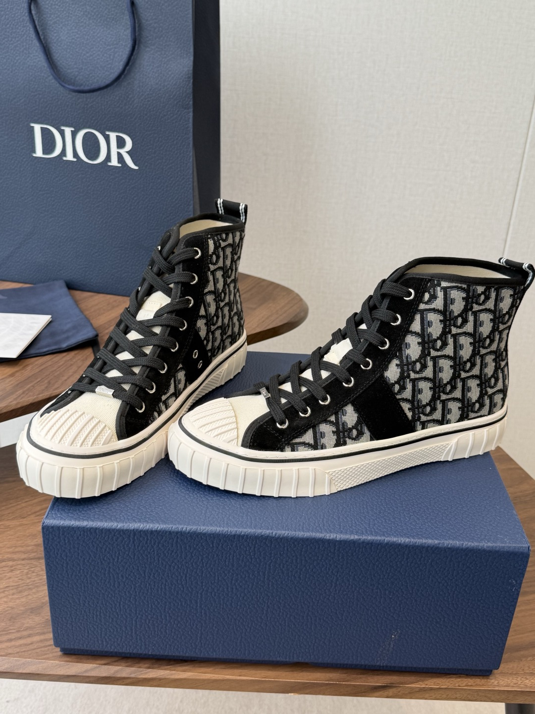 Dior26ss夏季新款拼接老花高帮帆布鞋 自带松弛复古文艺氛围感的高帮帆布鞋,经典贝壳鞋头搭配利落高帮版型,撞色拼接设 Dior26ss夏季新款拼接老花高帮帆布鞋 自带松弛复古文艺氛围感的高帮帆布鞋,经典贝壳鞋头搭配利落高帮版型,撞色拼接设