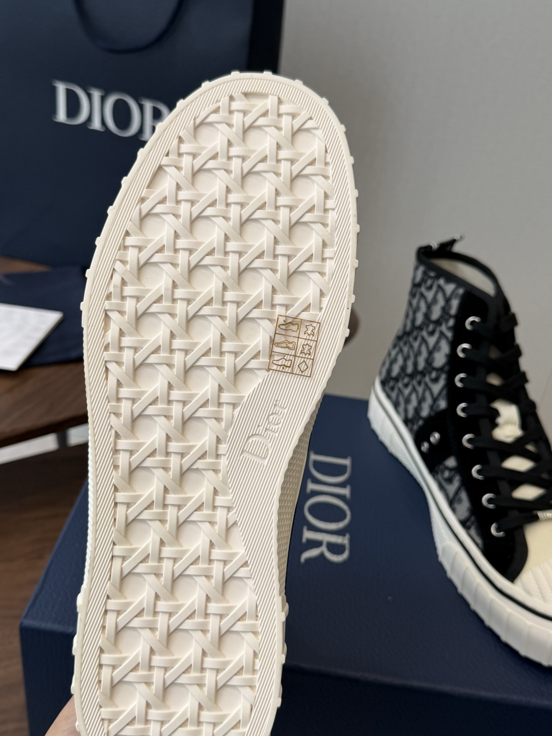 Dior26ss夏季新款拼接老花高帮帆布鞋 自带松弛复古文艺氛围感的高帮帆布鞋,经典贝壳鞋头搭配利落高帮版型,撞色拼接设 Dior26ss夏季新款拼接老花高帮帆布鞋 自带松弛复古文艺氛围感的高帮帆布鞋,经典贝壳鞋头搭配利落高帮版型,撞色拼接设