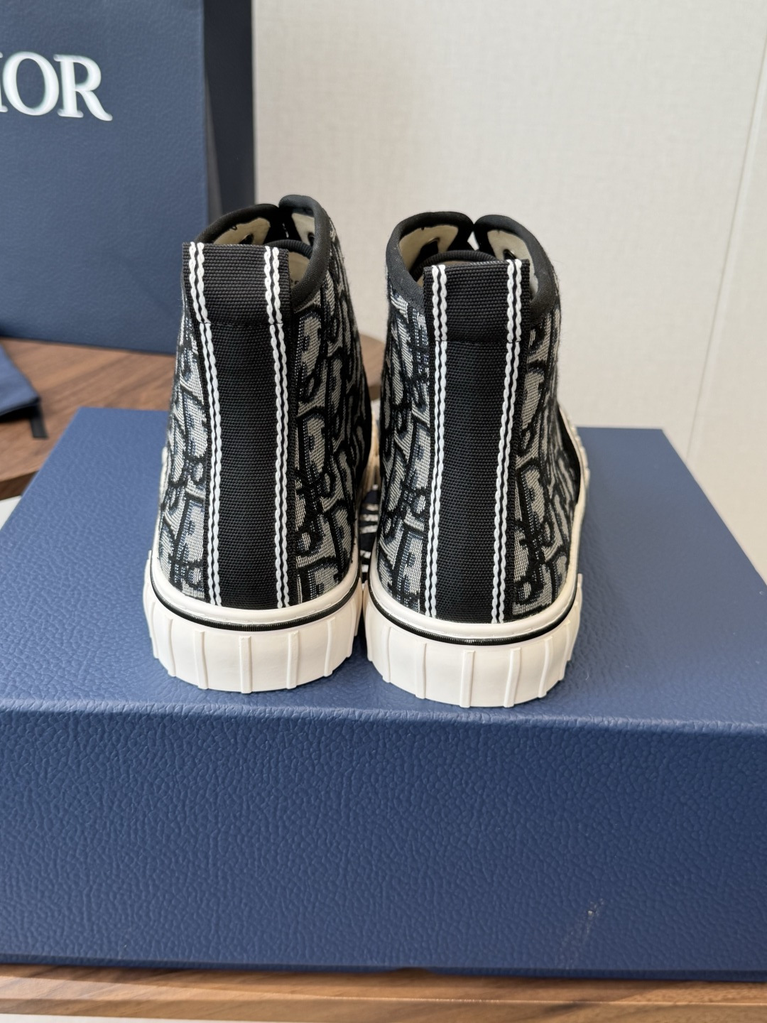 Dior26ss夏季新款拼接老花高帮帆布鞋 自带松弛复古文艺氛围感的高帮帆布鞋,经典贝壳鞋头搭配利落高帮版型,撞色拼接设 Dior26ss夏季新款拼接老花高帮帆布鞋 自带松弛复古文艺氛围感的高帮帆布鞋,经典贝壳鞋头搭配利落高帮版型,撞色拼接设