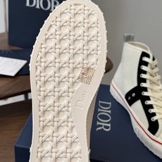 Dior26ss夏季新款拼接老花高帮帆布鞋 自带松弛复古文艺氛围感的高帮帆布鞋,经典贝壳鞋头搭配利落高帮版型,撞色拼接设 Dior26ss夏季新款拼接老花高帮帆布鞋 自带松弛复古文艺氛围感的高帮帆布鞋,经典贝壳鞋头搭配利落高帮版型,撞色拼接设