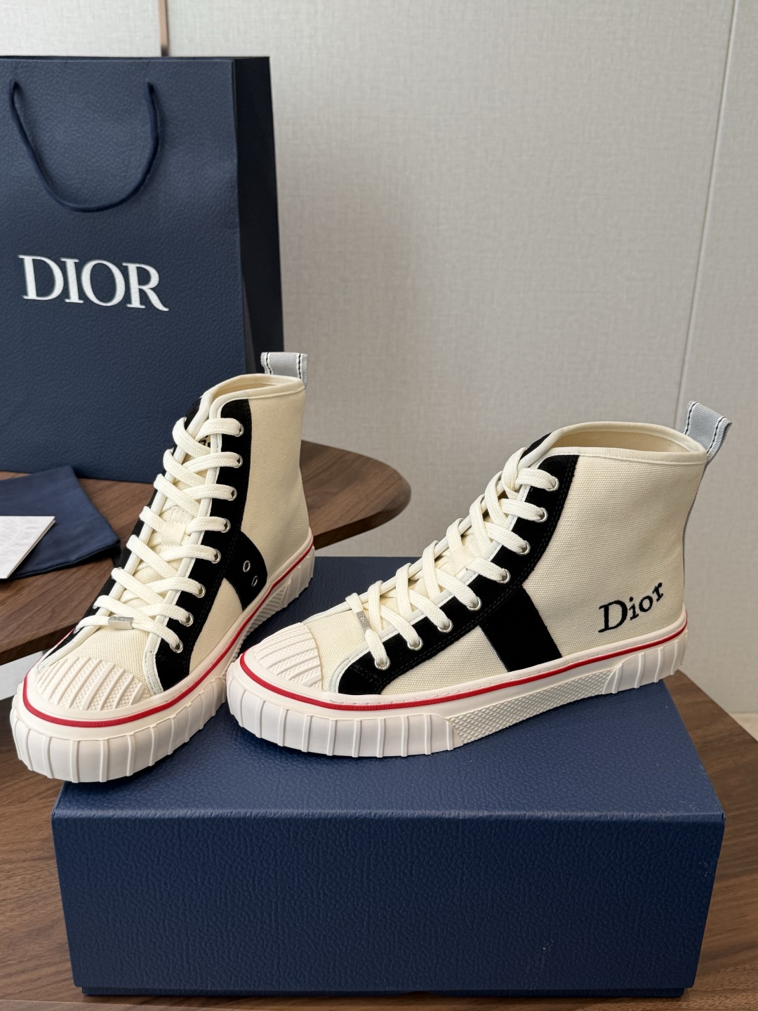 Dior26ss夏季新款拼接老花高帮帆布鞋 自带松弛复古文艺氛围感的高帮帆布鞋,经典贝壳鞋头搭配利落高帮版型,撞色拼接设 Dior26ss夏季新款拼接老花高帮帆布鞋 自带松弛复古文艺氛围感的高帮帆布鞋,经典贝壳鞋头搭配利落高帮版型,撞色拼接设