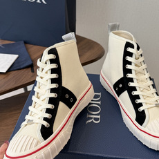 Dior26ss夏季新款拼接老花高帮帆布鞋 自带松弛复古文艺氛围感的高帮帆布鞋,经典贝壳鞋头搭配利落高帮版型,撞色拼接设 Dior26ss夏季新款拼接老花高帮帆布鞋 自带松弛复古文艺氛围感的高帮帆布鞋,经典贝壳鞋头搭配利落高帮版型,撞色拼接设