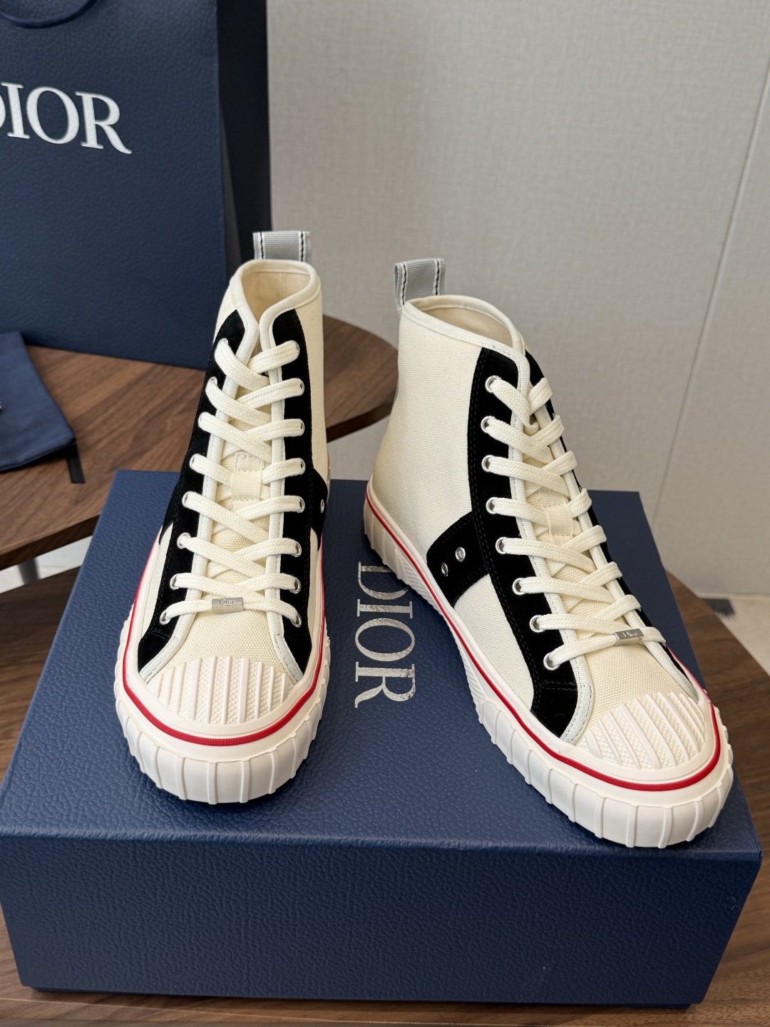 Dior26ss夏季新款拼接老花高帮帆布鞋 自带松弛复古文艺氛围感的高帮帆布鞋,经典贝壳鞋头搭配利落高帮版型,撞色拼接设 Dior26ss夏季新款拼接老花高帮帆布鞋 自带松弛复古文艺氛围感的高帮帆布鞋,经典贝壳鞋头搭配利落高帮版型,撞色拼接设
