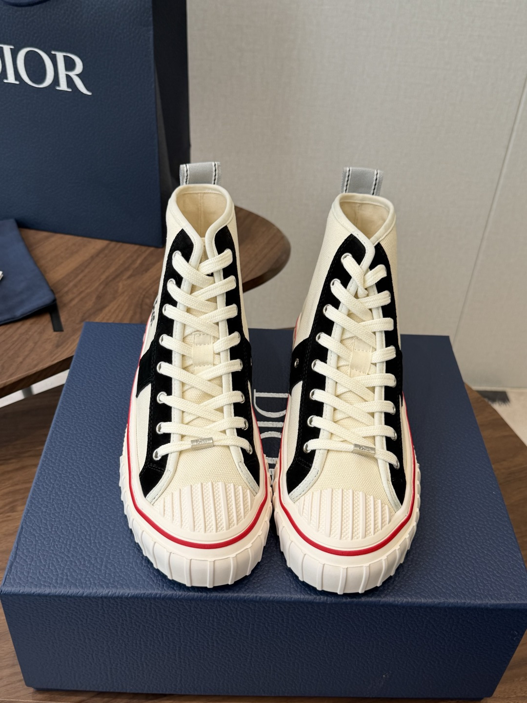 Dior26ss夏季新款拼接老花高帮帆布鞋 自带松弛复古文艺氛围感的高帮帆布鞋，经典贝壳鞋头搭配利落高帮版型，撞色拼接设