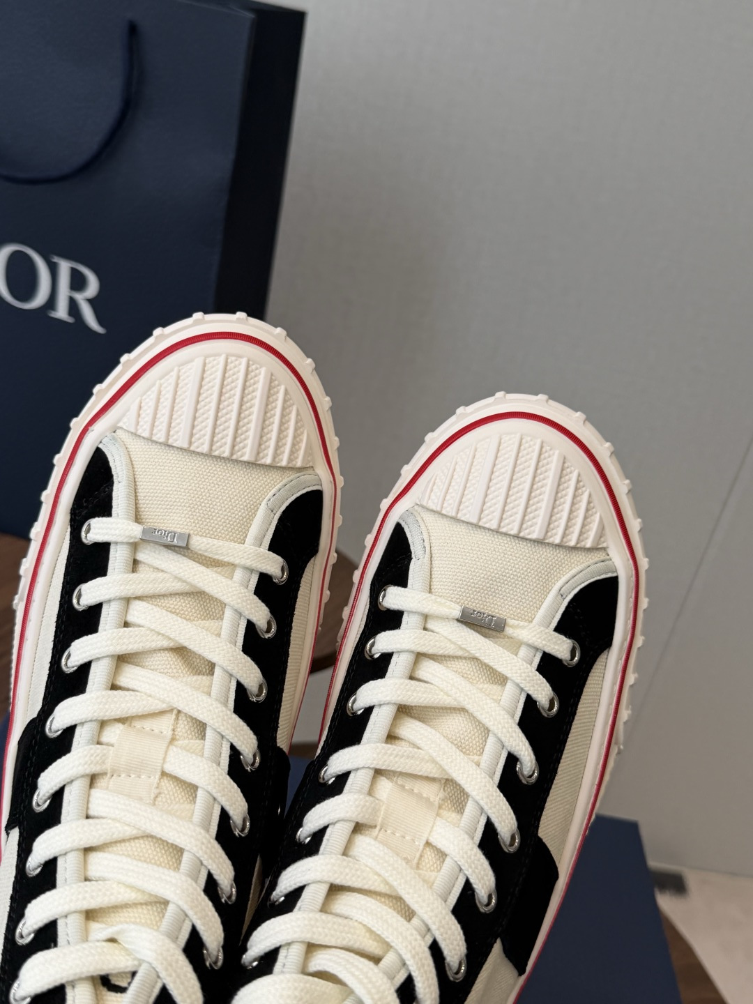 Dior26ss夏季新款拼接老花高帮帆布鞋 自带松弛复古文艺氛围感的高帮帆布鞋,经典贝壳鞋头搭配利落高帮版型,撞色拼接设 Dior26ss夏季新款拼接老花高帮帆布鞋 自带松弛复古文艺氛围感的高帮帆布鞋,经典贝壳鞋头搭配利落高帮版型,撞色拼接设