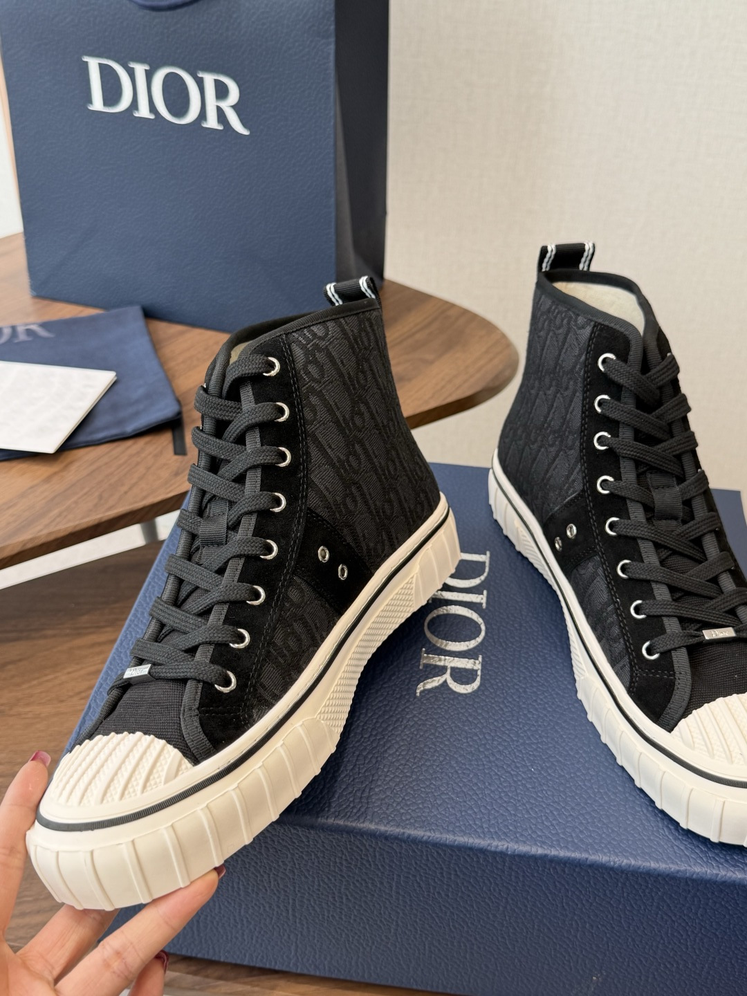 Dior26ss夏季新款拼接老花高帮帆布鞋 自带松弛复古文艺氛围感的高帮帆布鞋，经典贝壳鞋头搭配利落高帮版型，撞色拼接设