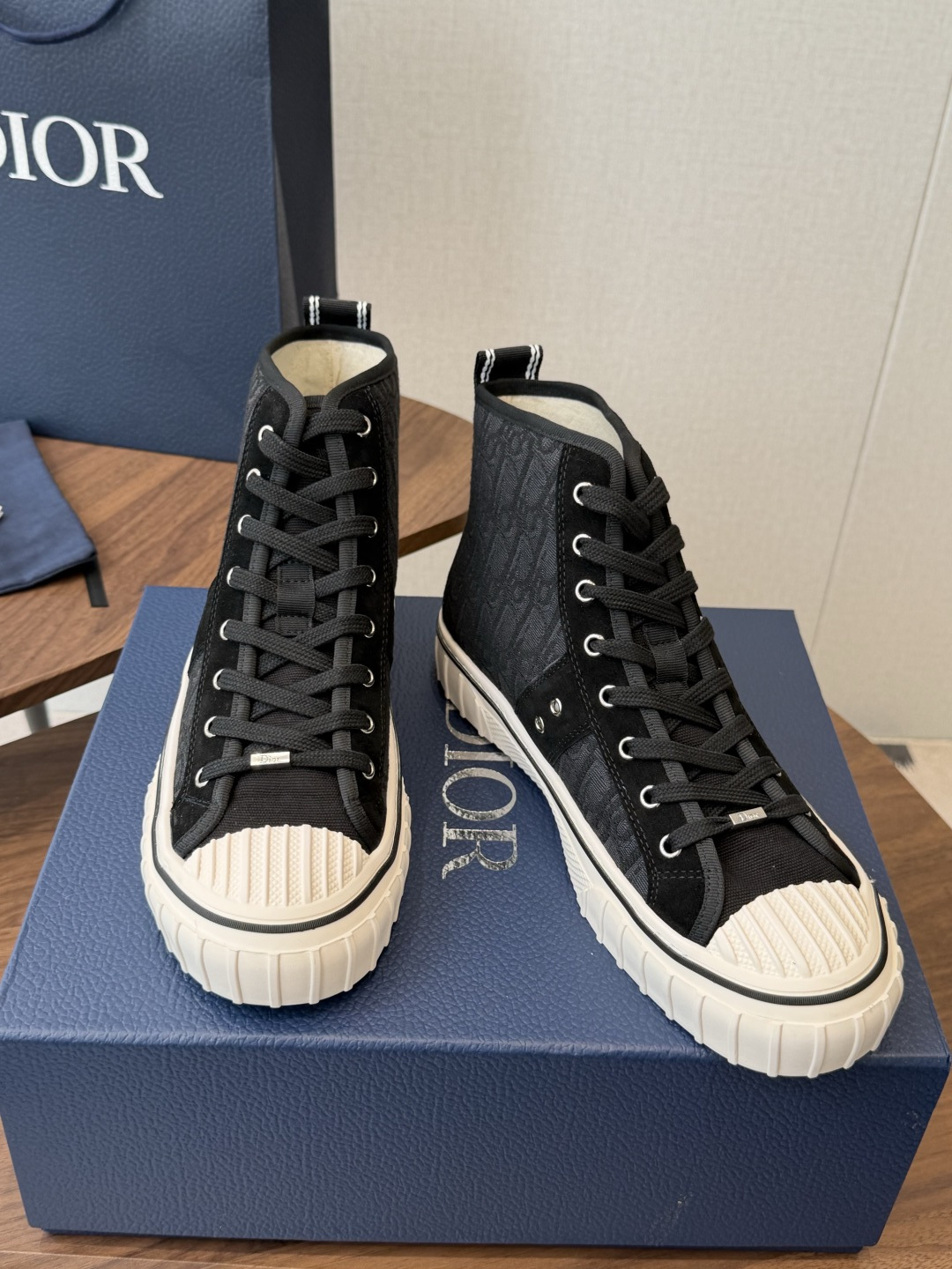 Dior26ss夏季新款拼接老花高帮帆布鞋 自带松弛复古文艺氛围感的高帮帆布鞋，经典贝壳鞋头搭配利落高帮版型，撞色拼接设