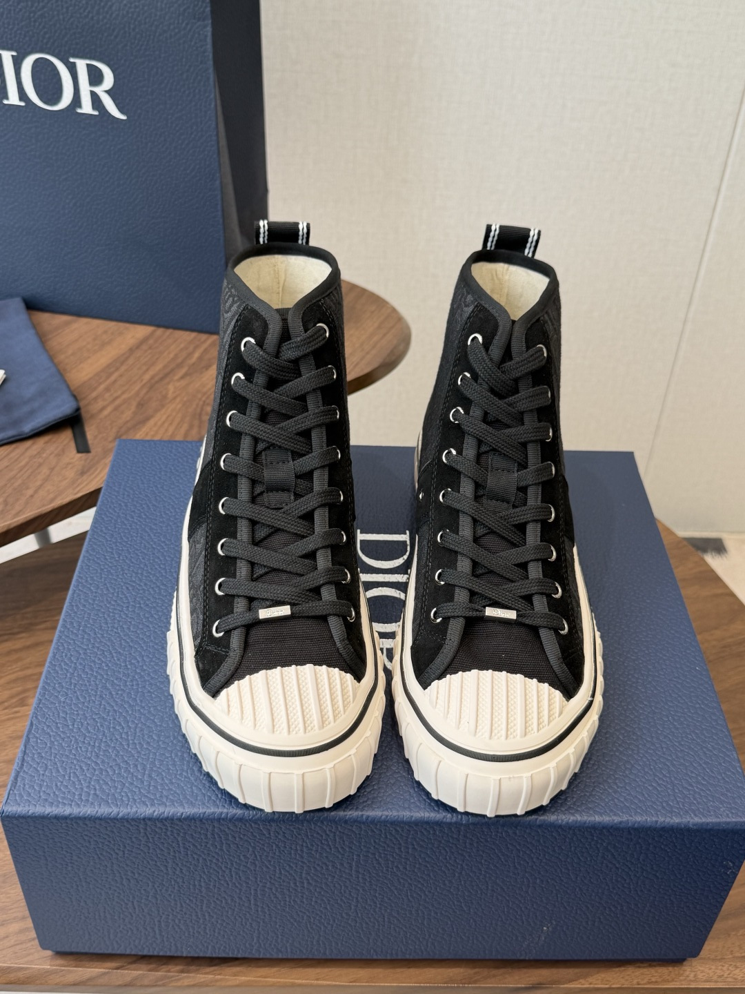 Dior26ss夏季新款拼接老花高帮帆布鞋 自带松弛复古文艺氛围感的高帮帆布鞋，经典贝壳鞋头搭配利落高帮版型，撞色拼接设