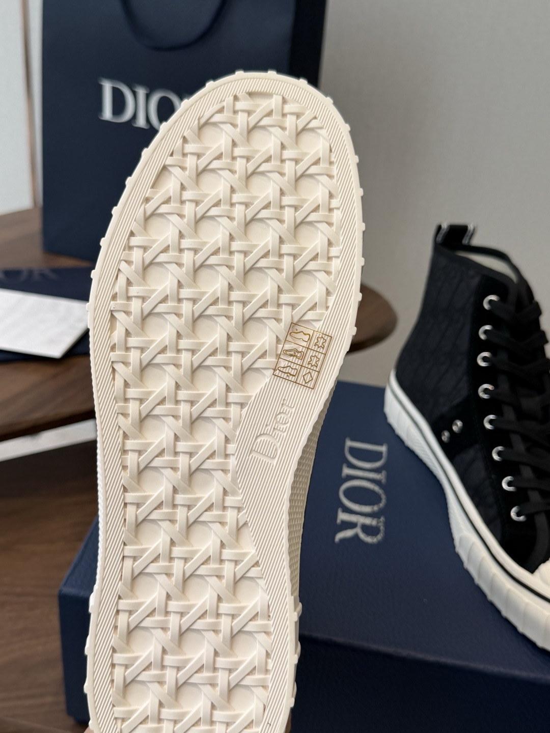 Dior26ss夏季新款拼接老花高帮帆布鞋 自带松弛复古文艺氛围感的高帮帆布鞋，经典贝壳鞋头搭配利落高帮版型，撞色拼接设