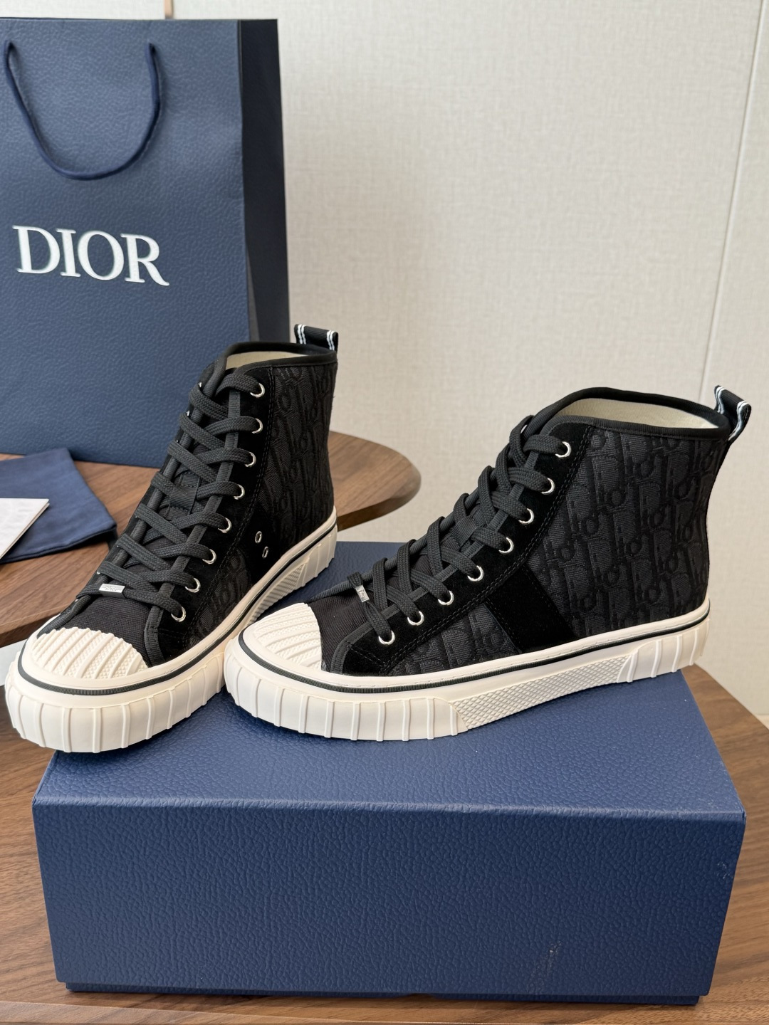 Dior26ss夏季新款拼接老花高帮帆布鞋 自带松弛复古文艺氛围感的高帮帆布鞋，经典贝壳鞋头搭配利落高帮版型，撞色拼接设