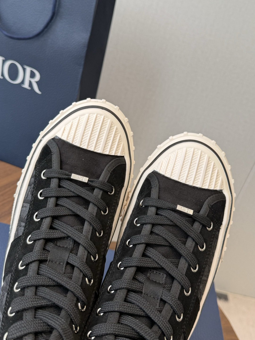 Dior26ss夏季新款拼接老花高帮帆布鞋 自带松弛复古文艺氛围感的高帮帆布鞋，经典贝壳鞋头搭配利落高帮版型，撞色拼接设