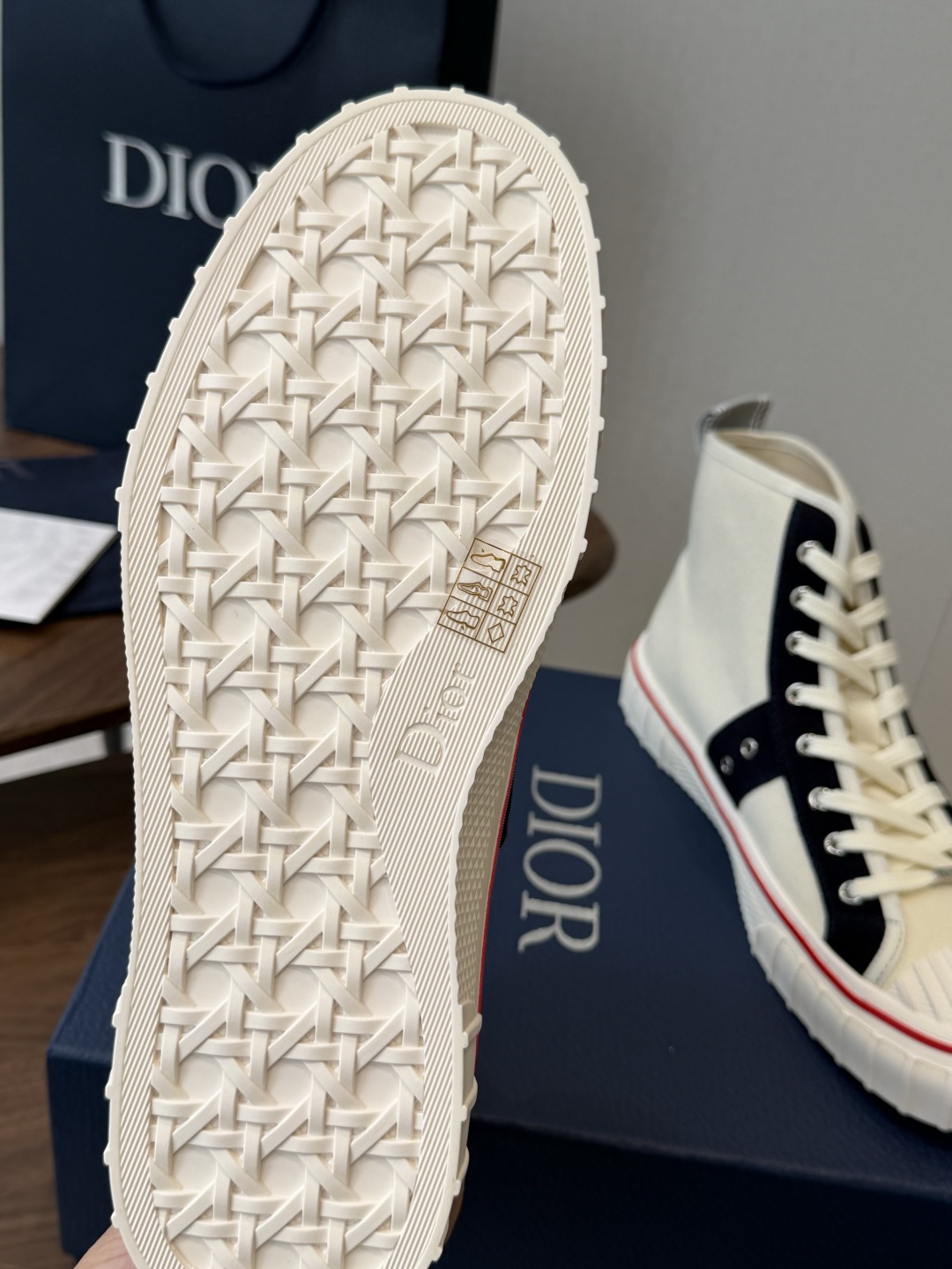 Dior26ss夏季新款拼接老花高帮帆布鞋 自带松弛复古文艺氛围感的高帮帆布鞋，经典贝壳鞋头搭配利落高帮版型，撞色拼接设
