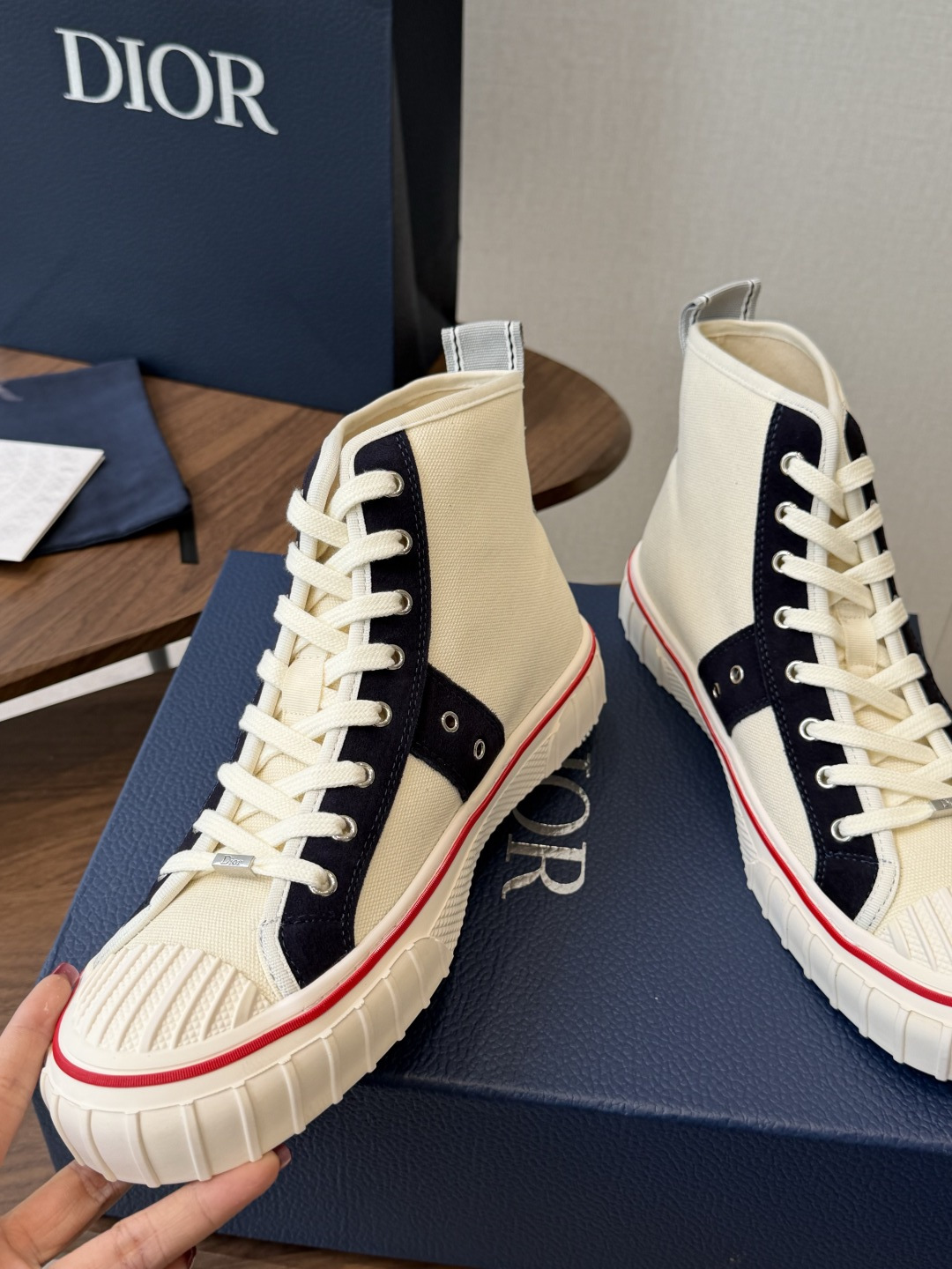 Dior26ss夏季新款拼接老花高帮帆布鞋 自带松弛复古文艺氛围感的高帮帆布鞋，经典贝壳鞋头搭配利落高帮版型，撞色拼接设