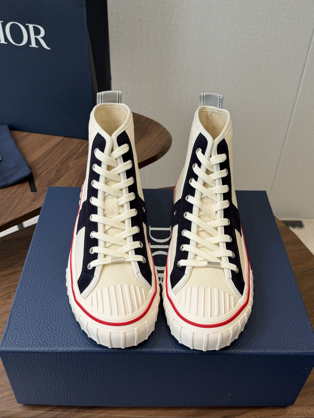 Dior26ss夏季新款拼接老花高帮帆布鞋 自带松弛复古文艺氛围感的高帮帆布鞋，经典贝壳鞋头搭配利落高帮版型，撞色拼接设