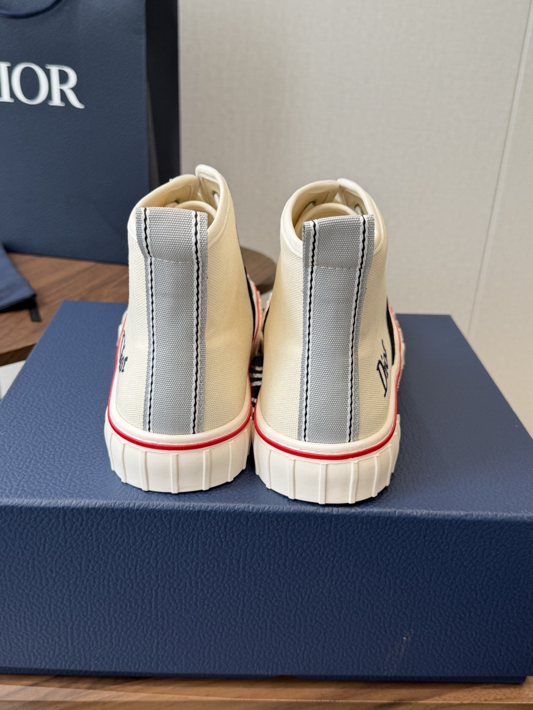 Dior26ss夏季新款拼接老花高帮帆布鞋 自带松弛复古文艺氛围感的高帮帆布鞋，经典贝壳鞋头搭配利落高帮版型，撞色拼接设
