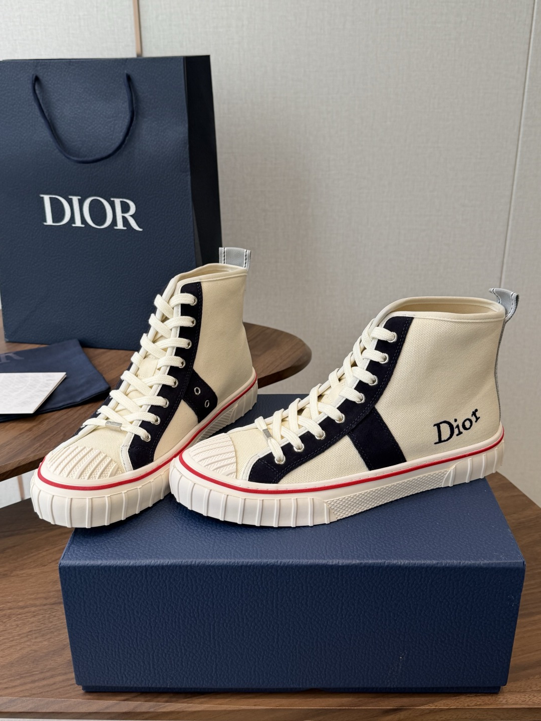 Dior26ss夏季新款拼接老花高帮帆布鞋 自带松弛复古文艺氛围感的高帮帆布鞋，经典贝壳鞋头搭配利落高帮版型，撞色拼接设
