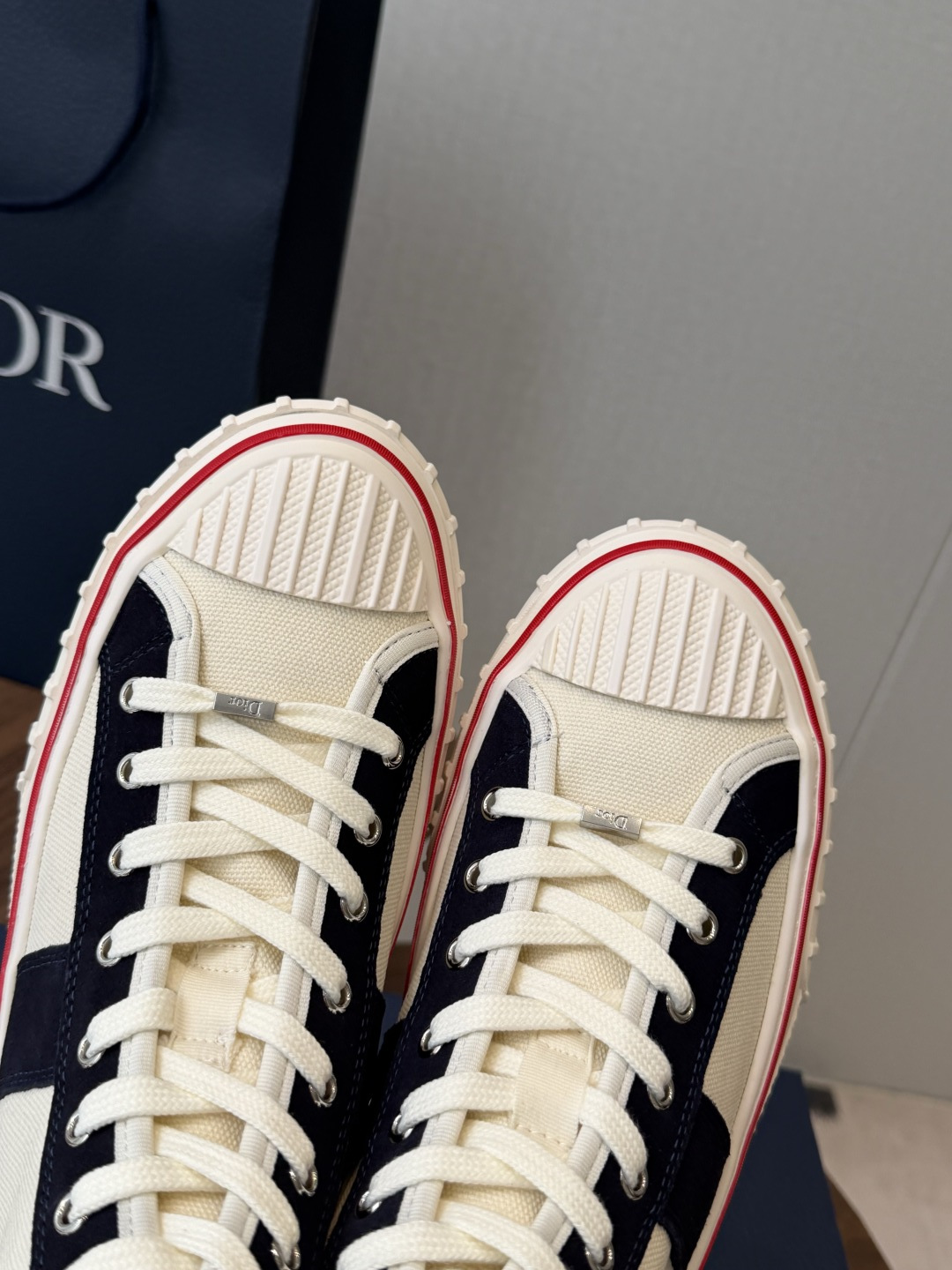 Dior26ss夏季新款拼接老花高帮帆布鞋 自带松弛复古文艺氛围感的高帮帆布鞋，经典贝壳鞋头搭配利落高帮版型，撞色拼接设