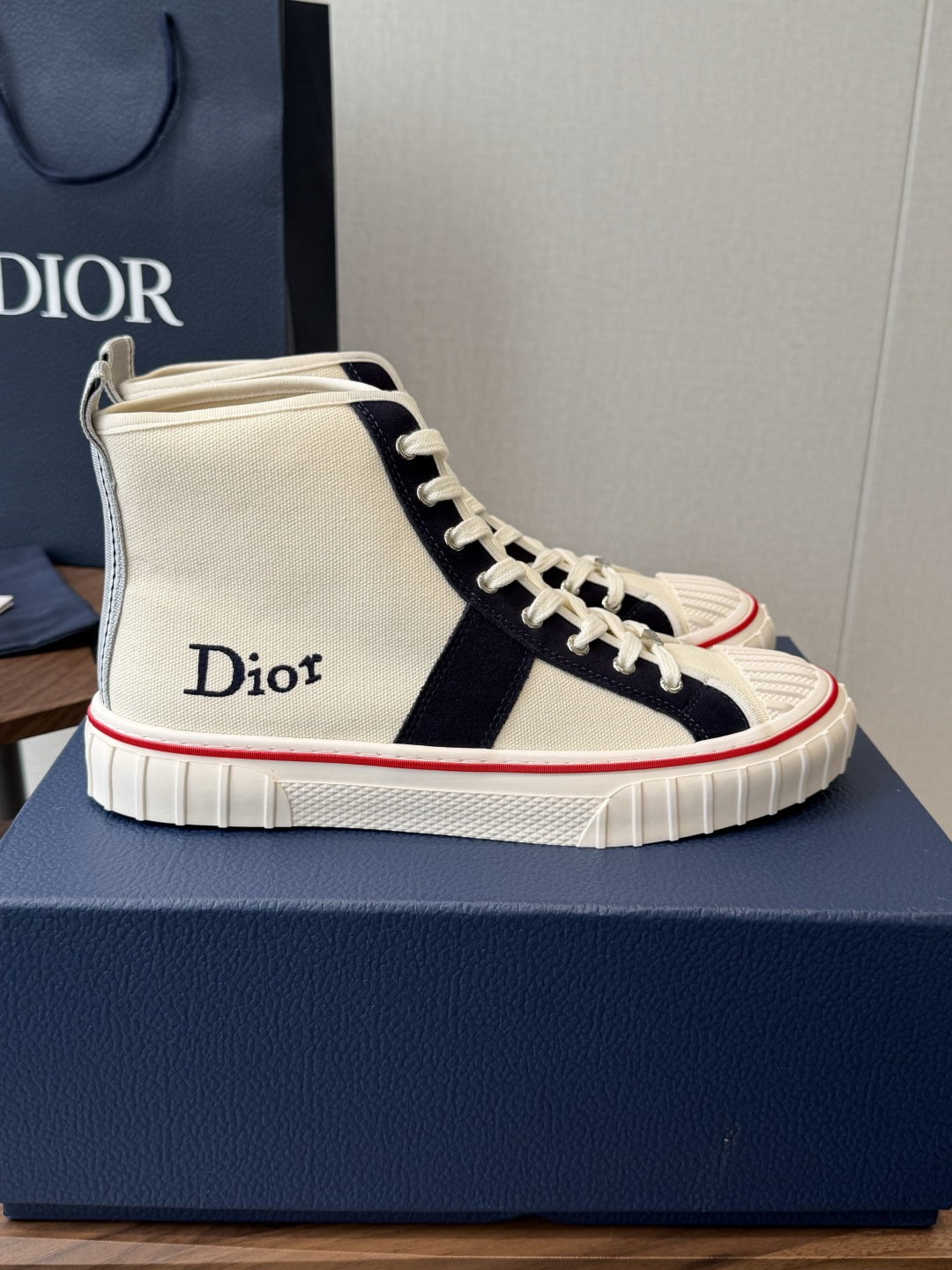 Dior26ss夏季新款拼接老花高帮帆布鞋 自带松弛复古文艺氛围感的高帮帆布鞋，经典贝壳鞋头搭配利落高帮版型，撞色拼接设