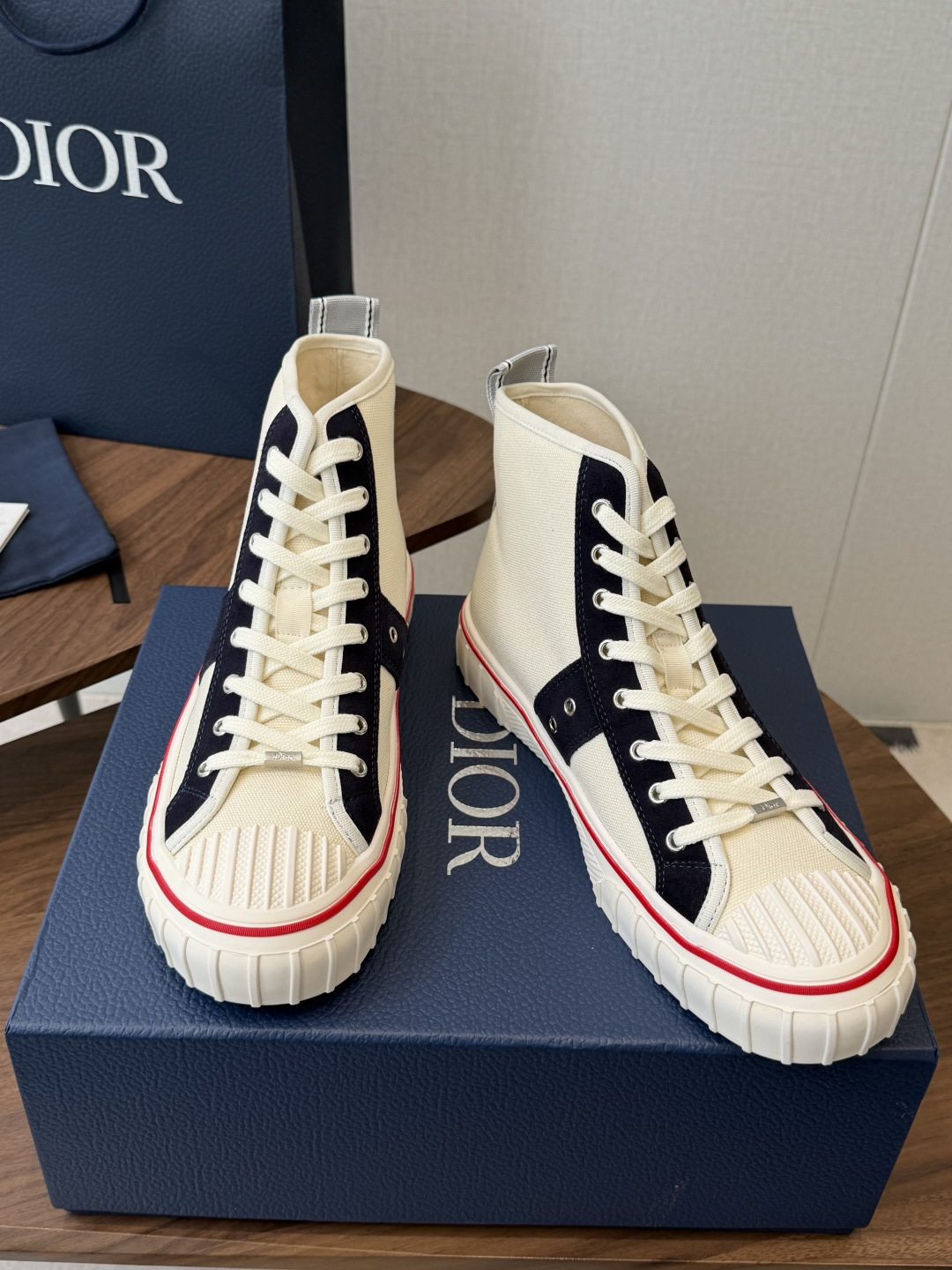 Dior26ss夏季新款拼接老花高帮帆布鞋 自带松弛复古文艺氛围感的高帮帆布鞋，经典贝壳鞋头搭配利落高帮版型，撞色拼接设