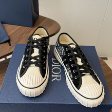 Dior26ss夏季新款拼接老花帆布鞋 自带松弛复古文艺氛围感的休闲帆布鞋,经典贝壳鞋头搭配撞色拼接设计,雅致老花肌理增 Dior26ss夏季新款拼接老花帆布鞋 自带松弛复古文艺氛围感的休闲帆布鞋,经典贝壳鞋头搭配撞色拼接设计,雅致老花肌理增