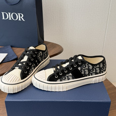 Dior26ss夏季新款拼接老花帆布鞋 自带松弛复古文艺氛围感的休闲帆布鞋,经典贝壳鞋头搭配撞色拼接设计,雅致老花肌理增 Dior26ss夏季新款拼接老花帆布鞋 自带松弛复古文艺氛围感的休闲帆布鞋,经典贝壳鞋头搭配撞色拼接设计,雅致老花肌理增